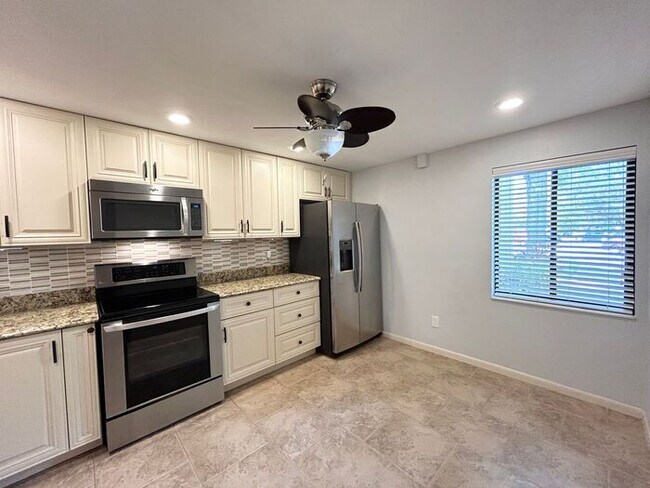 Building Photo - Gorgeous 2/2 Spacious Condo with a Bonus R...