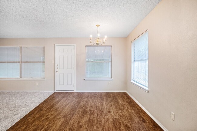Foto del edificio - 3 Bedroom, 2 Bath Home in North Austin, Sc...