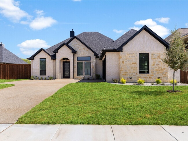 Building Photo - 8103 Oak Hollow Dr