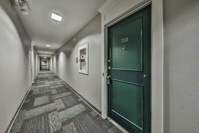 Building Photo - 355 N Post Oak Ln