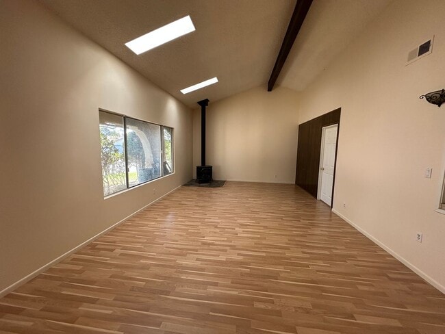 Building Photo - 4 Bedroom 2 Bath Home in Orcutt