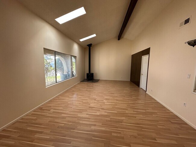 Building Photo - Beautiful 4 Bedroom 2 Bath Home in Orcutt ...