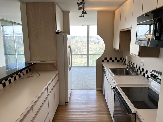 Building Photo - Corner Condo with Stunning Views in Cherry...