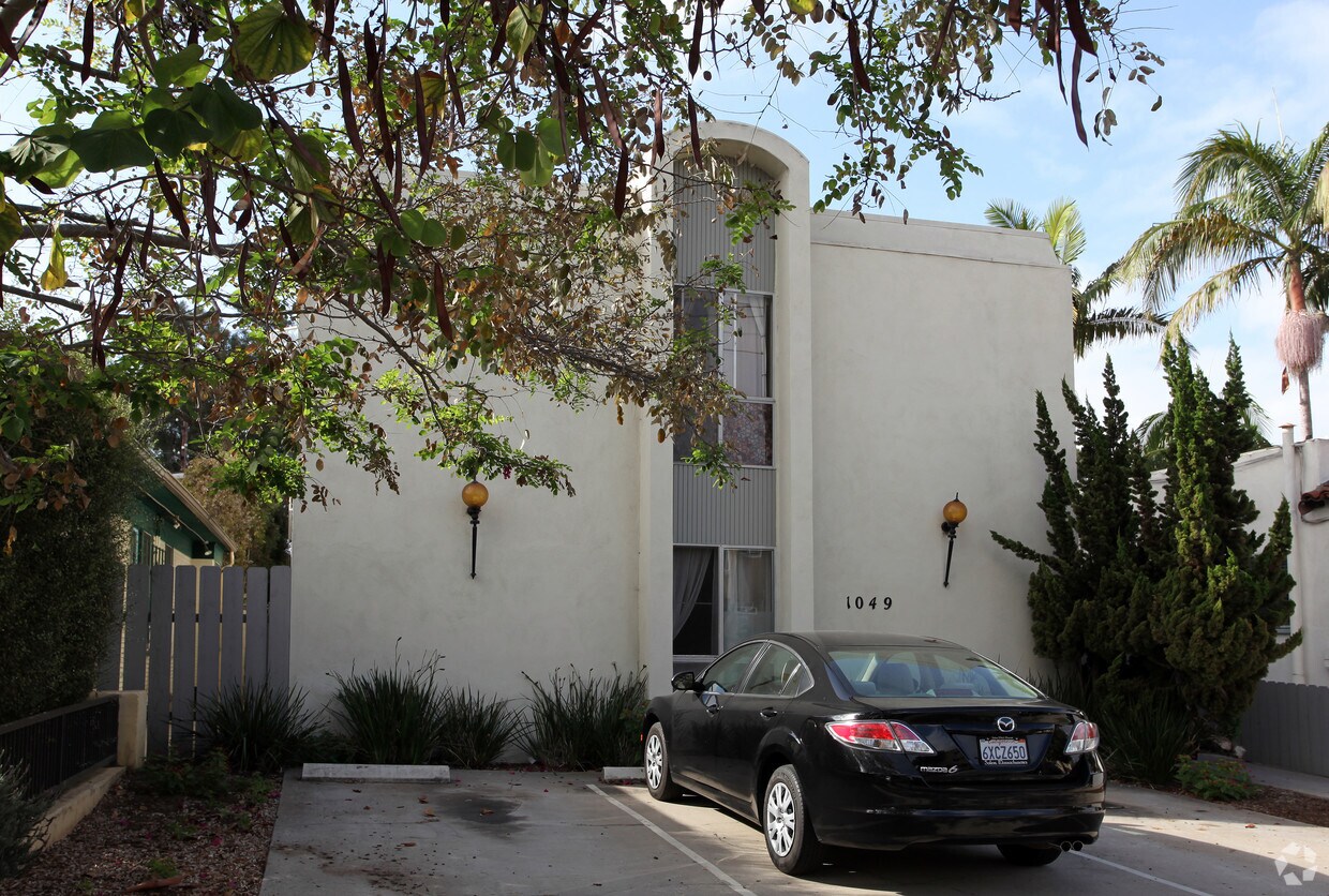 Building Photo - 1049 Robinson Ave