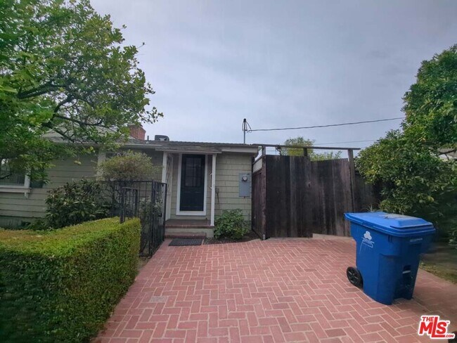 Foto del edificio - 4457 Simpson Ave