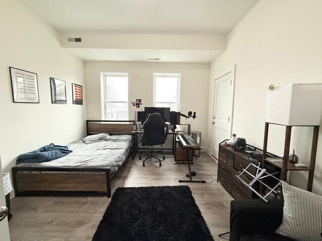 Foto del edificio - 301-305-305 Dudley St