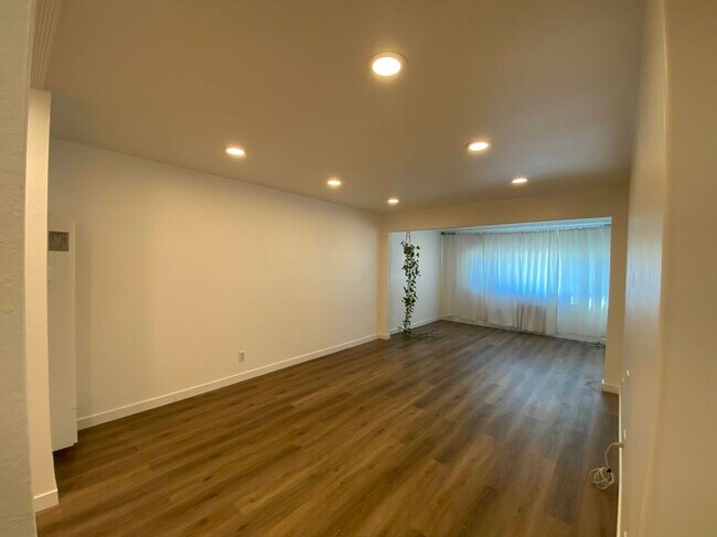 Building Photo - 3030 Valle Vista Dr
