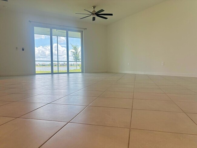 Foto del edificio - 8318 Waterscape Rd