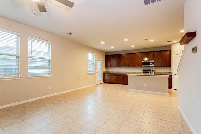 Foto del edificio - Bright & Spacious 5-Bedroom, 3-Bath Home i...