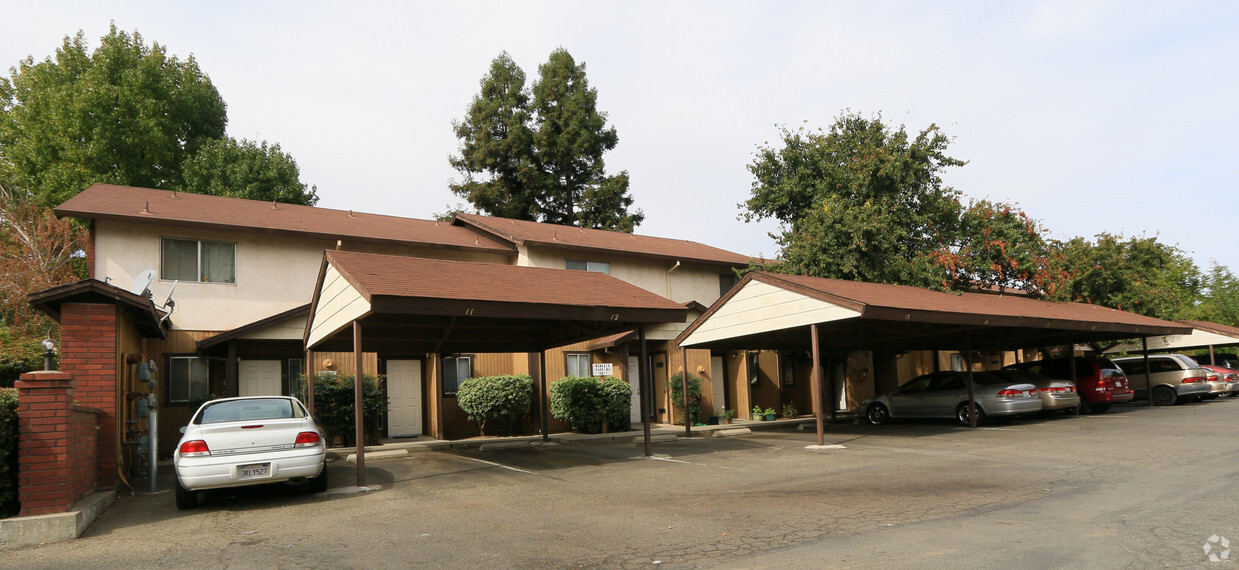 Building Photo - Lisa Manor
