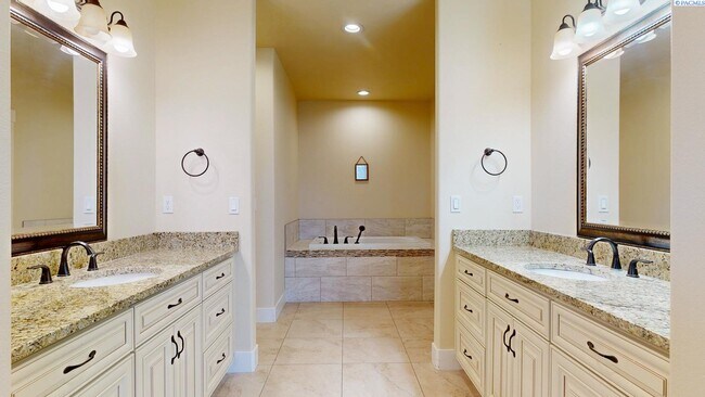 Building Photo - 4 bed, 4 bath home in Kennewick