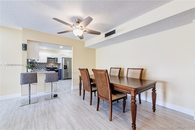 Foto del edificio - 1301 NE 7th St