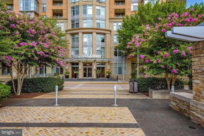 Foto del edificio - 8220 Crestwood Heights Dr