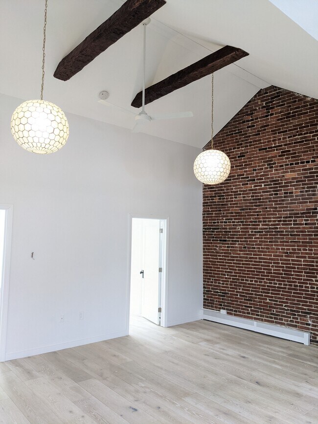 Building Photo - 91 Main St