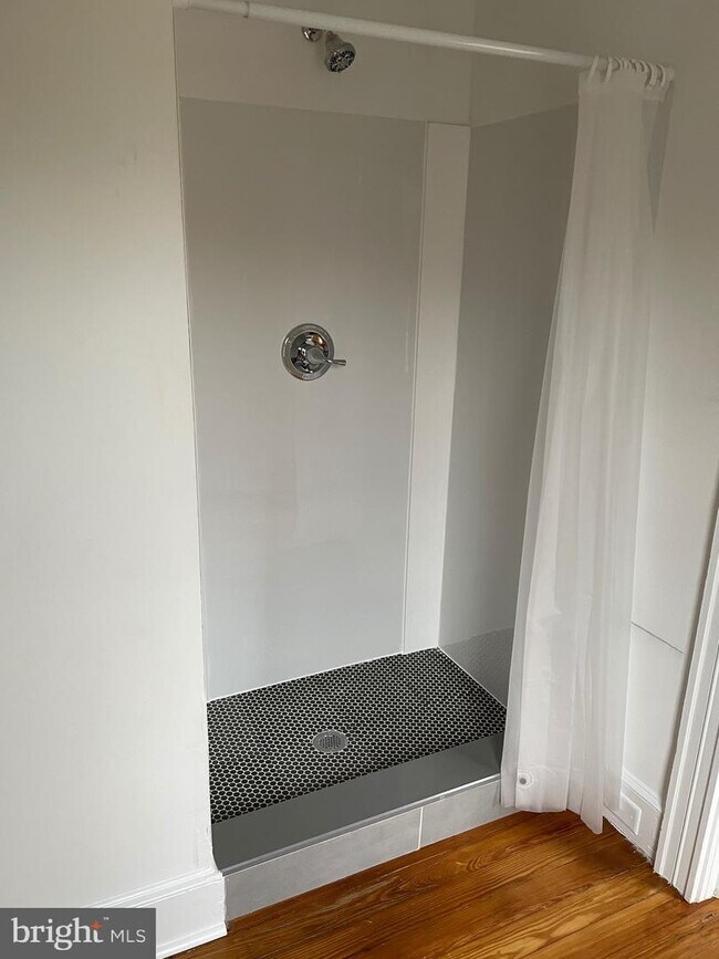 Building Photo - 515A Willis St