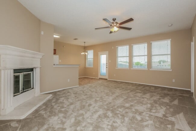 Foto del edificio - 6416 Freshwater Ln