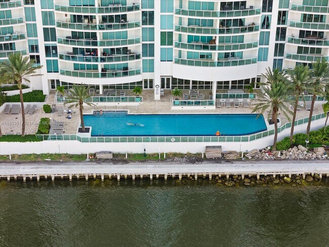 Foto del edificio - 20201 E Country Club Dr