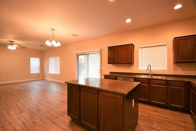 Building Photo - 1307 W Green Tree Dr