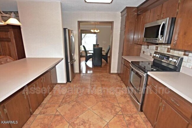 Building Photo - 614 Laurel Dr