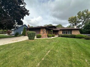 Building Photo - 334 Little John Dr