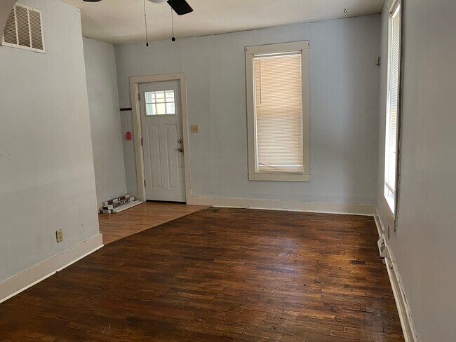 Building Photo - 1220 SW Harvey Pl