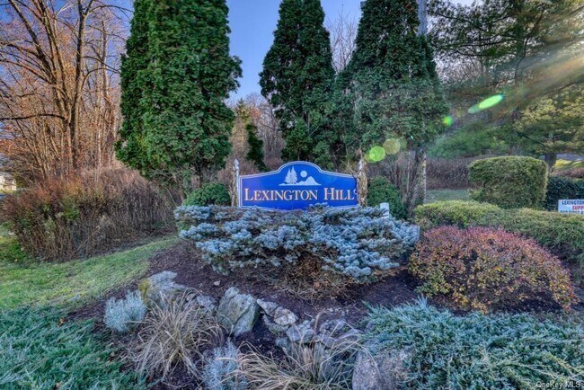 Foto del edificio - 2 Lexington Hills Rd