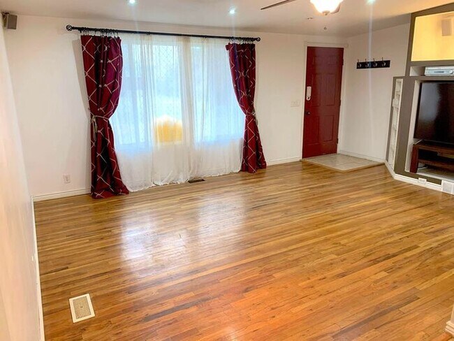Building Photo - Updated 3 Bedroom Large Backyard