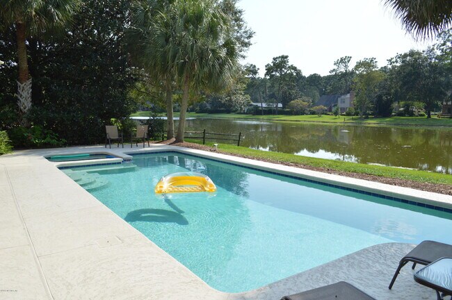 Foto del edificio - 7540 Hollyridge Rd