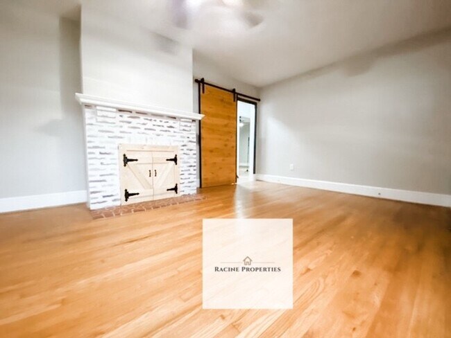Building Photo - Two Story Home in Clinton!