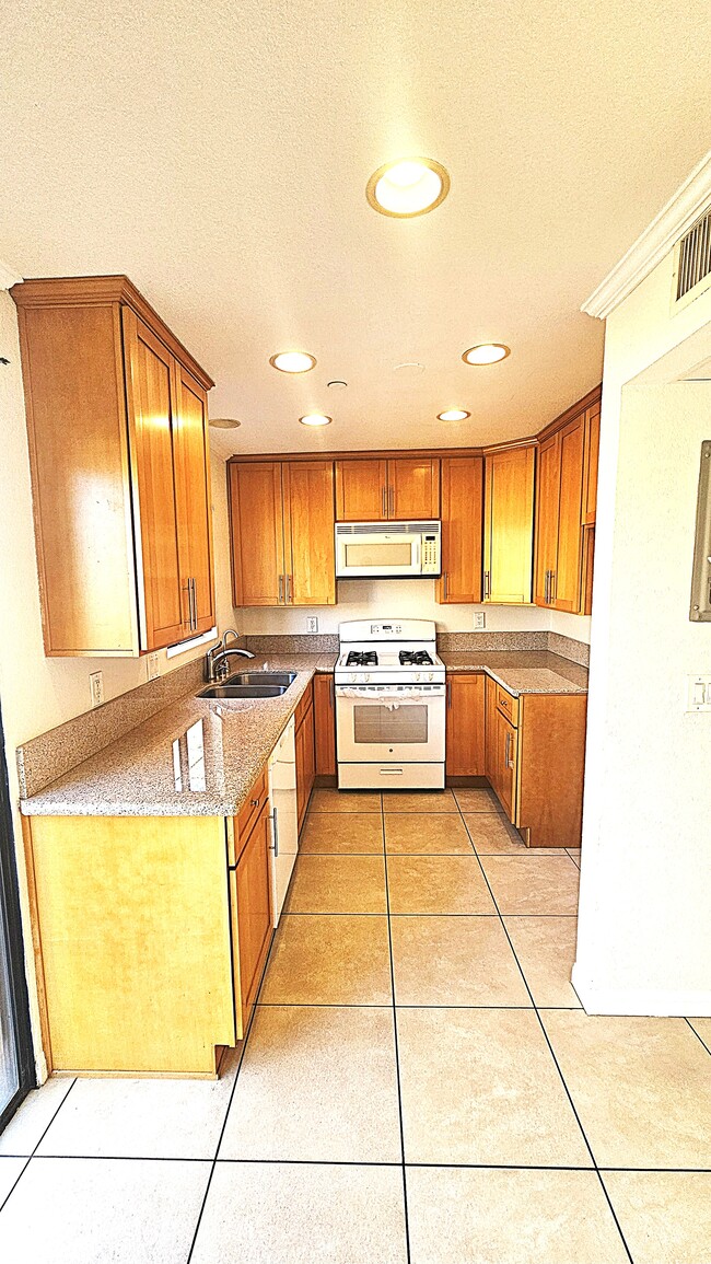 Foto del edificio - 1043 Thompson Ave
