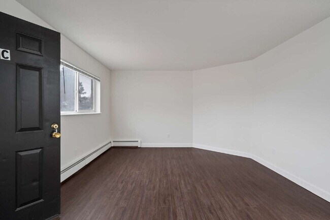 Building Photo - Renovated one bedroom ready in early August!