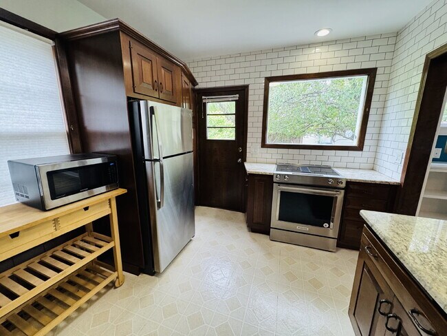 Foto del edificio - Charming 3-Bedroom Oasis with Elegant Touches & Finished Basement on Washburn Ave!