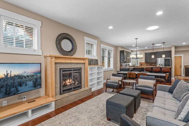 Building Photo - Grand Northwest Crossing Home, Walk to Com...