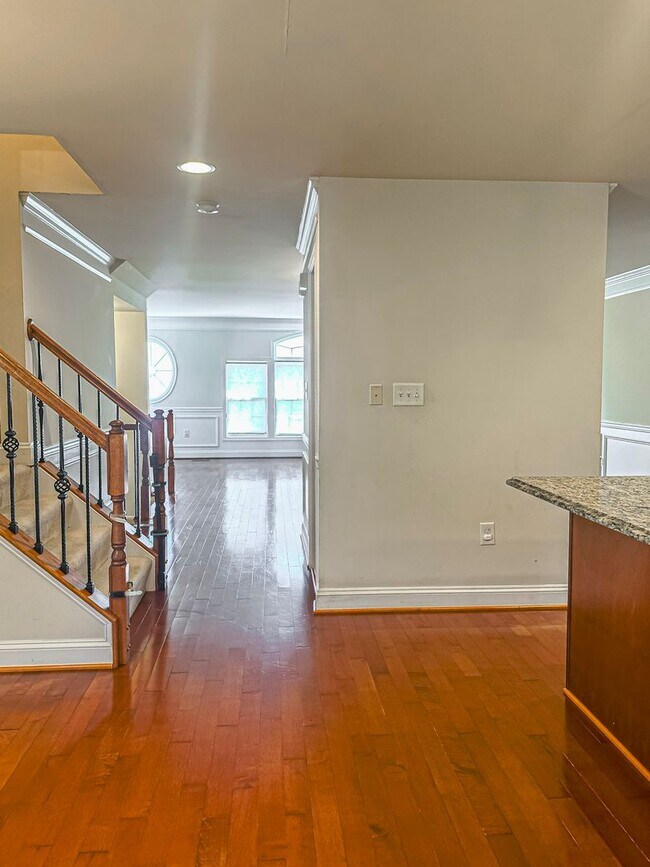 Foto del edificio - Gorgeous 3 Bed 2/2 Bath End Unit Townhome ...