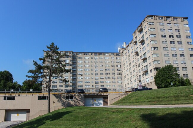 Building Photo - 1030 E Lancaster Ave