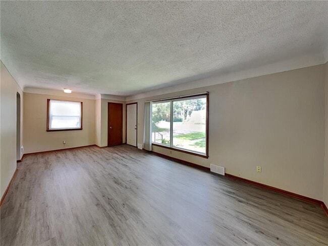 Foto del edificio - 5765 W Broadway
