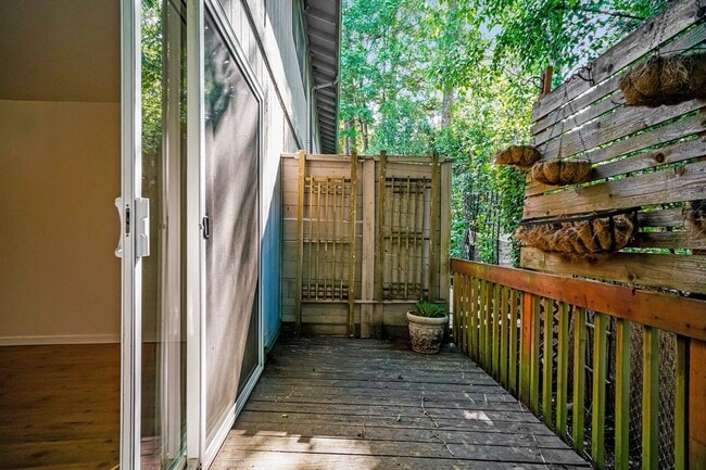 Building Photo - 3BD 1.5BA + Townhouse w/2-Car Garage + AC + Fenced Yard + Garage + Fireplace