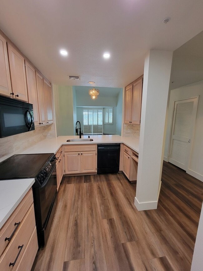Building Photo - Spacious 2 Bed/2 Bath Condo in the Heart o...