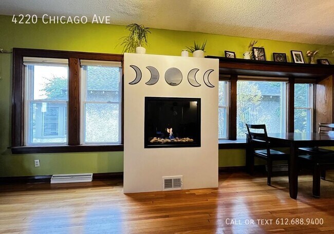 Building Photo - 3 Bed 2 Bath Home Fenced In Backyard and 2...