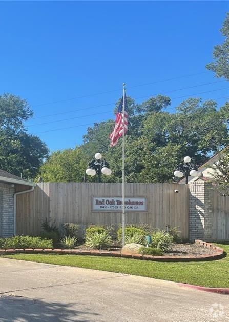 Building Photo - 17573 Red Oak Dr
