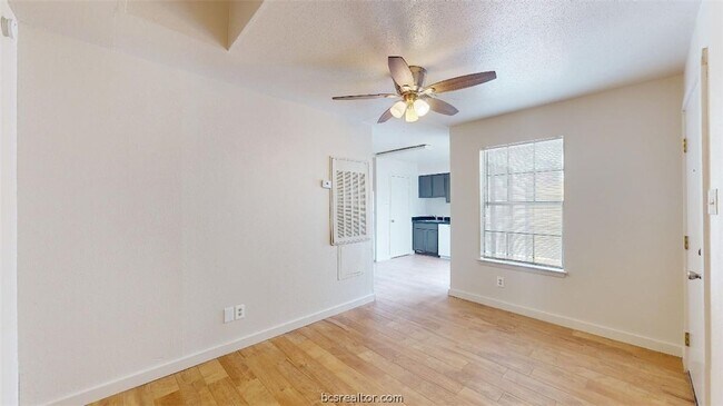 Foto del edificio - 725 Peppertree Dr