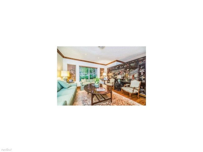 Building Photo - 930 Manati Ave