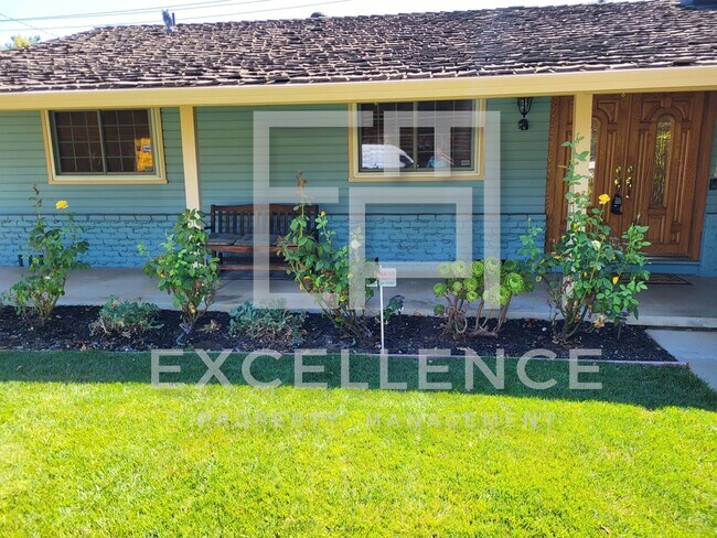 Building Photo - 4/2 Home with Real HWF, Pristine Yard and ...