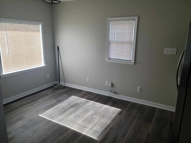 Foto del edificio - 2 Bed 1 Bath Rancher-Chesterfield -Courtho...