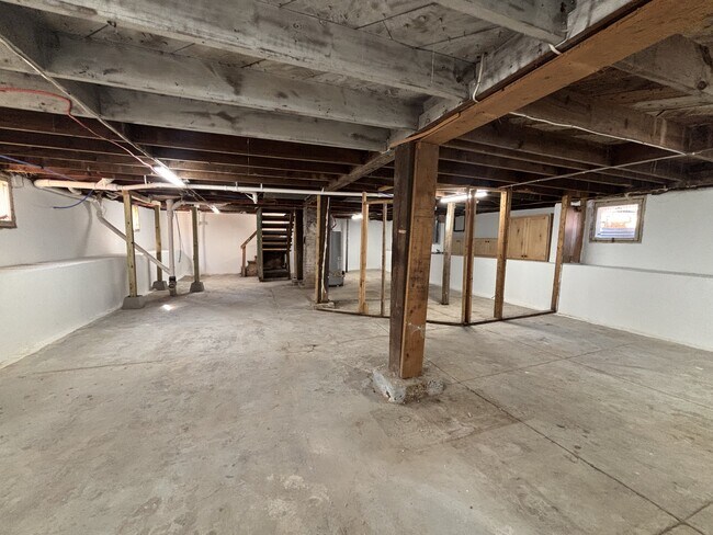 Building Photo - 1004 E Delmar St