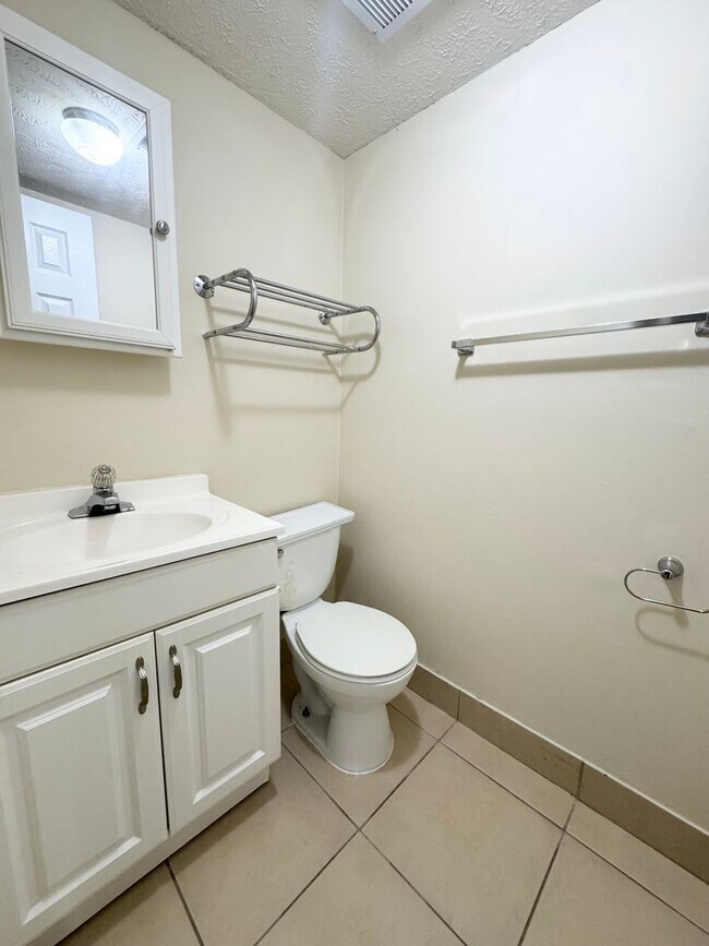 Foto del edificio - Spacious Two Bedroom Home! Available Now!
