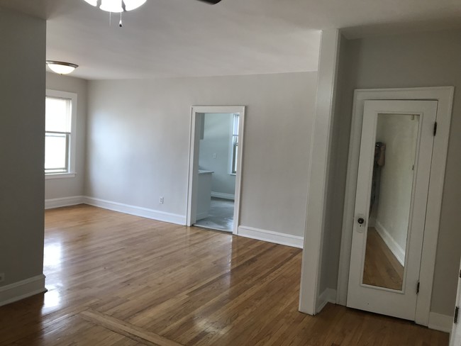 Building Photo - 1706 N Narragansett Ave