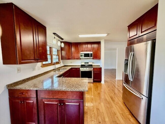 Foto del edificio - 4 bedroom in Naperville IL 60540