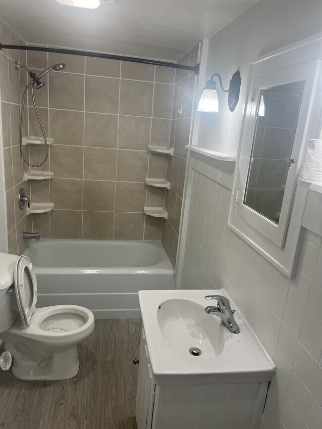 Foto del edificio - 325 E 5th St