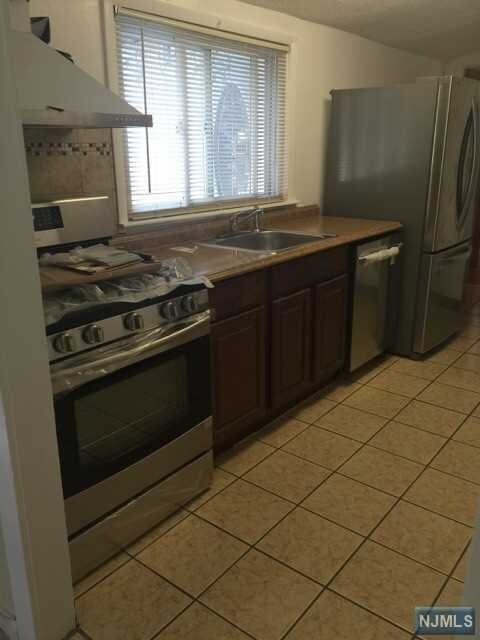Primary Photo - 544 Linden Ave